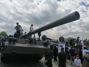 В центре Владикавказа открылись выставка военной техники, кинотеатр и тематические площадки