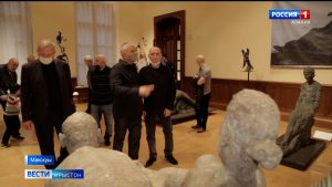 Ирыстойнаг нывгæнæг Соскъиты Владимиры куыстыты равдыст ацы бонты фенæн ис Мæскуыйы