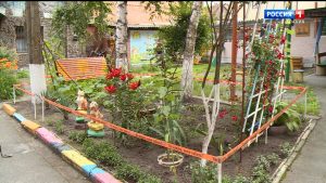 83-летняя жительница многоэтажки во Владикавказе превратила придомовую территорию в благоустроенный сад-огород