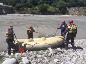 Спасатели продолжают поиски водителя экскаватора, упавшего с обрыва в реку Урух
