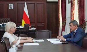 Сергей Меняйло провел встречу с руководителем Центра отраслевой экономики НИФИ Инной Рыковой
