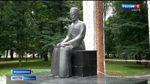 Жители Владикавказа переживают за судьбу разрушающегося памятника Аксо Колиеву