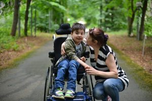 Детей с инвалидностью и их сопровождающих должны будут обслуживать вне очереди
