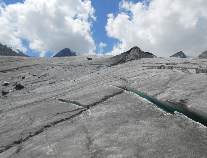 Геолог: Зейгаланские ледники опасны в жаркую погоду из-за обвалов глыб льда, вероятность схода Колки в ближайшие 20 лет минимальна