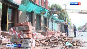 Энергетики обесточили здание на улице Джанаева, у которого обрушилась часть фасада