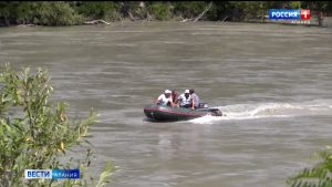 Спасатели и добровольцы продолжают поиски утонувшего подростка в Моздокском районе