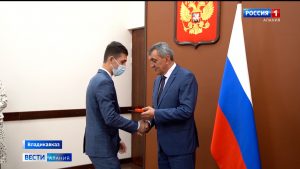 13 выпускников школ Северной Осетии получили золотые медали из рук Сергея Меняйло