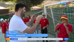 Чемпион мира по боксу Заур Айларов провел зарядку воспитанникам лагеря «Звездочка»