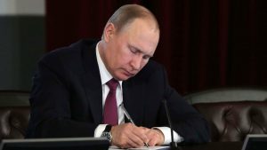 Владимир Путин подписал указ о единовременной выплате пенсионерам 10 тыс. рублей