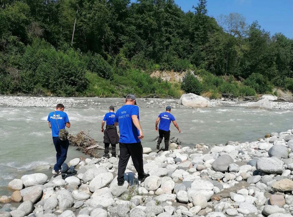 На реке Урух продолжаются поиски водителя экскаватора, упавшего в реку вместе с погрузчиком три недели назад