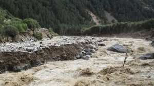 Пострадавший из-за схода селевого потока в горах Северной Осетии передан врачам, ведутся поиски пропавшей женщины