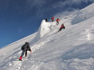 Группа альпинистов попала под лавину на горе Казбек