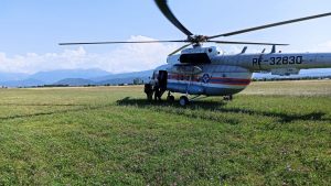 Вертолет МЧС вылетел за пострадавшей в горах Северной Осетии альпинисткой
