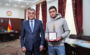 Сергей Меняйло наградил Аслана Карацева медалью «Во Славу Осетии»