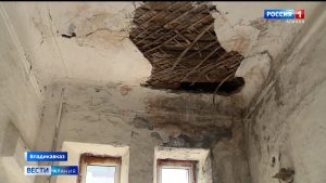 Жильцы 100-летнего дома в Петровском переулке просят провести капремонт здания, но по программе ждать придется не менее 2 лет