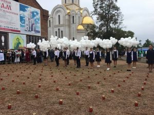 Во дворе бесланской первой школы выпустили 334 белых шара