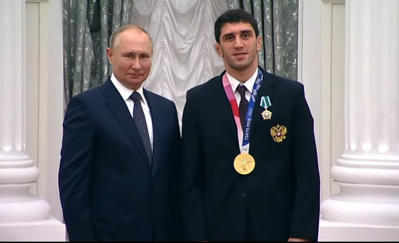 Владимир Путин вручил Олимпийскому чемпиону Заурбеку Сидакову орден Дружбы