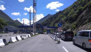 Парламент Южной Осетии намерен обратиться в Госдуму и Совфед из-за очередей на границе