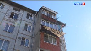 Жильцы многоквартирного дома на улице Васо Абаева жалуются на протекающую кровлю