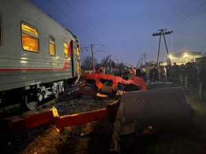 В Эльхотово пассажирский поезд зацепил асфальтоукладчик, водитель спецтехники погиб на месте