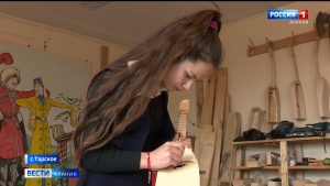 Школьники Тарского изготавливают народные инструменты по старинной технологии