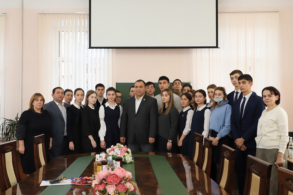 Сайт управления образования владикавказа. Начальник управления образования Владикавказ Батыров. Батыров Аслан Ермакович управление образования. Выпускники владикавказской гимназии. Начальник образования Владикавказ.