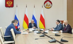 Вопросы запуска санитарной авиации между Северной и Южной Осетией обсудили в правительстве РСО-А