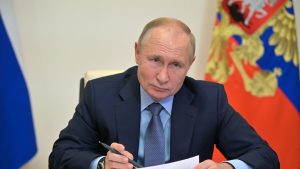 Владимир Путин поручил удвоить в праздники выплаты медикам, борющимся с COVID-19
