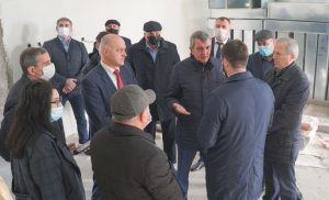 Сергей Меняйло посетил стройплощадки социально значимых объектов в Кировском и Дигорском районах