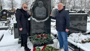 На Троекуровском кладбище в Москве почтили память Вероники Дударовой