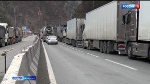 Военно-грузинская дорога остается закрытой, проезда ожидают более тысячи машин