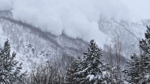 Транскам закрыт вторые сутки из-за угрозы схода лавин