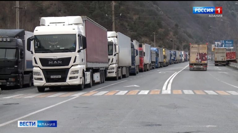 Военно-Грузинскую дорогу закрыли для всех видов транспорта