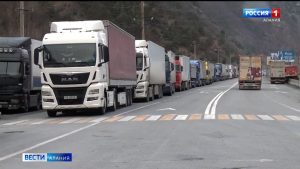 340 водителей большегрузов ожидают снятия ограничений на проезд по Военно-Грузинской дороге