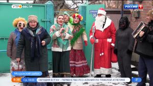 Солисты ансамбля «Терцы» устроили народные гуляния с колядками на улицах станицы Луковской