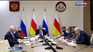 Борис Джанаев поручил Минздраву обеспечить готовность медучреждений к дополнительному приему в случае прибытия жителей ДНР и ЛНР