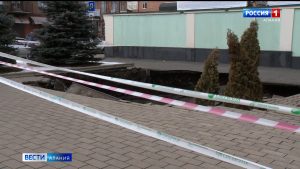 Отголоски землетрясения в Грузии: жители Владикавказа накануне почувствовали небольшие подземные толчки, на улице Коцоева произошел обвал грунта