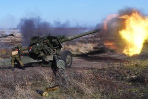 Артиллеристы ЮВО уничтожили инфраструктурные объекты условного противника на полигоне «Тарское»