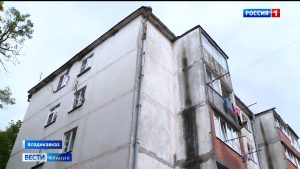 Жильцы дома на улице Васо Абаева снова жалуются на протекающую крышу, проведенный ремонт исправил ситуацию лишь частично