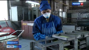 Любовь к делу: Ольга Мартыненко уже много лет трудится на заводском производстве и считает, что ей работа дается проще, чем мужчинам
