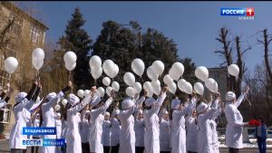 Студенты владикавказского медколледжа почтили память военнослужащих, погибших в ходе спецоперации, и мирных жителей Донецка