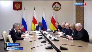 Сергей Меняйло районты сæргълæуджытæй бадомдта, цæмæй зымæджы фæстæ сæ хъæуты æмæ районты центрты уынгтæ æфснайд æрцæуой