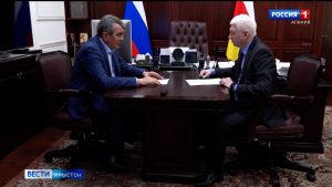 Сергей Меняйлойæн кусæг фембæлд уыди республикæйы тæрхондæтты пъырыстыфты федералон службæйы управленийы разамонæг Къесаонты Игоримæ