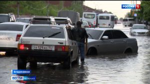 «Владсток» объяснил подтопления улиц Владикавказа во время прошедшего ливня большим количеством выпавших за короткое время осадков