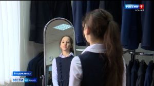 Детям из Донбасса подарили школьную форму, многие надели ее впервые в жизни