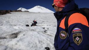 Турист получил травму ноги во время спуска с горы Казбек, североосетинские спасатели выдвинулись к месту происшествия