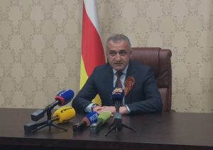 Анатолий Бибилов поблагодарил жителей Южной Осетии за выполнение гражданского долга и поздравил Алана Гаглоева с победой