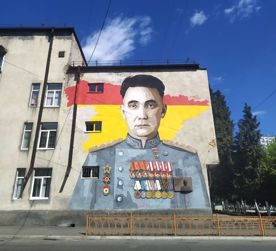 Портрет Героя Советского Союза Хаджи-Умара Мамсурова вернут на стену 26-й школы Владикавказа после проведения капремонта
