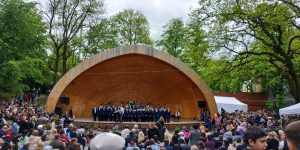 Народные гуляния проходят в центре Владикавказа