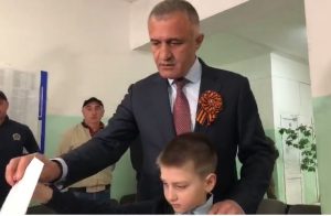 Анатолий Бибилов проголосовал на избирательном участке в Цхинвале